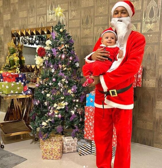 પંડ્યાએ ઈન્સ્ટાગ્રામ પર શેર કરેલી તસવીરમાં તેણે અને તેના પુત્રએ સાન્તા ક્લોઝનો ડ્રેસ પહેર્યો છે. ક્રિસમસના અવસર ર તેણે ઘરને પણ શાનદાર રીતે શણગાર્યુ છે. હાર્દિક પંડ્યાની આ તસવીરો સોશિયલ મીડિયા પર વાયરલ થઈ છે.
