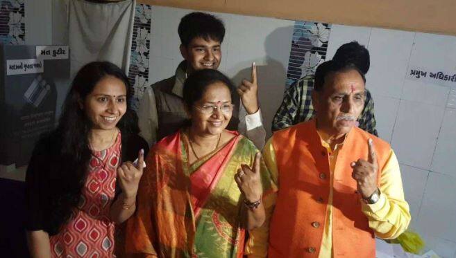 વિજય રૂપાણીને પણ તેમના સંબંધથી કોઇ વાંધો નહોતો પરંતુ તેમને સ્ટડી પર ફોક્સ કરવા કહ્યું, નિમિતે સીએનો કોર્સ પૂરો કર્યા બાદ તેમણે લગ્નનો ફેંસલો કર્યો. નિમિત મિશ્રા સાથે લગ્ન બાદ 2015થી વિજય રૂપાણીની પુત્રી રાધિકા લંડનમાં સ્થાયી થયા છે.