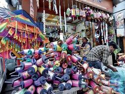 પતંગની દોરીએ રાજકોટમાં બે યુવકોનો લીધો ભોગઃ એકનું ગળું કપાયું, બીજાના પગમાં દોરી ભરાતા પટકાયો