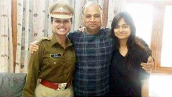 આરસીપી સિંહનો જન્મ 6 જુલાઈ 1958ના રોજ થયો છે. તેમના પત્નીનું નામ ગિરિજા દેવી છે અને સંતાનમાં બે દીકરીઓ છે. એક પુત્રી લિપિ સિંહ 2016 બેચની આઈપીએસ છે.