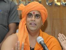 રસી પર વિવાદઃ હવે હિંદુ મહાસભાના સ્વામી બોલ્યા- રસીમાં ગાયનું લોહી, દેશમાં ન થાય ઉપયોગ