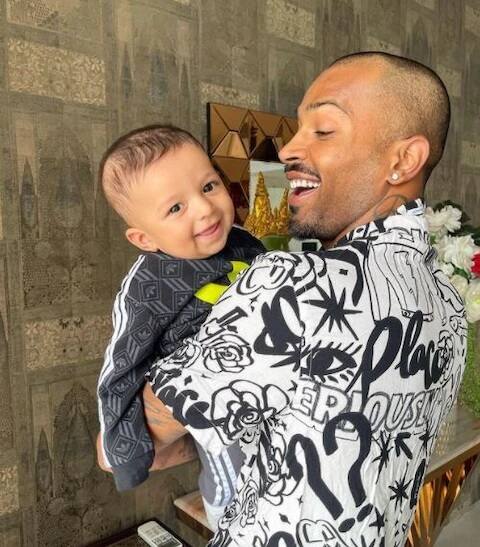 આઈપીએલ 13નો હિસ્સો હોવાના કારણે હાર્દિક ઓગસ્ટમાં યુએઈ રવાના થયો હતો અને આઈપીએલ પૂરી થયા બાદ સીધો ઓસ્ટ્રેલિયા પ્રવાસે ગયો હતો. લાંબો સમય તે પુત્રથી દૂર રહ્યો હોવાથી હાલ તે પરિવાર સાથે સમય પસાર કરી રહ્યો છે. (તમામ તસવીર સૌજન્યઃ હાર્દિક પંડ્યા ઇન્સ્ટાગ્રામ)