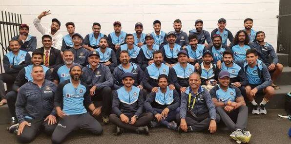 તેના કહેવા મુજબ, સતત ત્રણ કલાક સુધી 140થી વધારે સ્પીડથી થ્રો ડાઉન કરવા મુશ્કેલ છે. બાળપણ ગરીબીમાં પસાર કરનારા ગરાનીએ કહ્યું, બાળપણમાં હું જિમ્નાસ્ટ તથા શારીરિક રીતે મજબૂત હતો. બાઉંસર, યોર્કર કે ફૂલ લેન્થ બેટ્સમેન જેમ ઈચ્છે તેવી બોલિંગ માટે તૈયાર હોઉ છું. (તસવીર સૌજન્યઃ બીસીસીઆઈ ટ્વિટર)