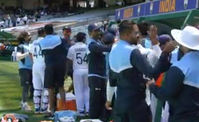 નવી દિલ્હીઃ ટીમ ઈન્ડિયા હાલ ઓસ્ટ્રેલિયા પ્રવાસે છે. બીજી ટેસ્ટ મેચ ભારતે 8 વિકેટથી જીતવાની સાથે સીરિઝ 1-1થી બરાબર થઈ ગઈ છે. ભારત મેચ જીત્યા બાદ કેમેરાની નજરમાં છોકરીઓ જેવા લાંબા વાળવાળો ધરાવતો ભારતીય ટીમનો એક સભ્ય ચડ્યો હતો. જે બાદ તે કોણ છે તેની ચર્ચા શરૂ થઈ હતી.