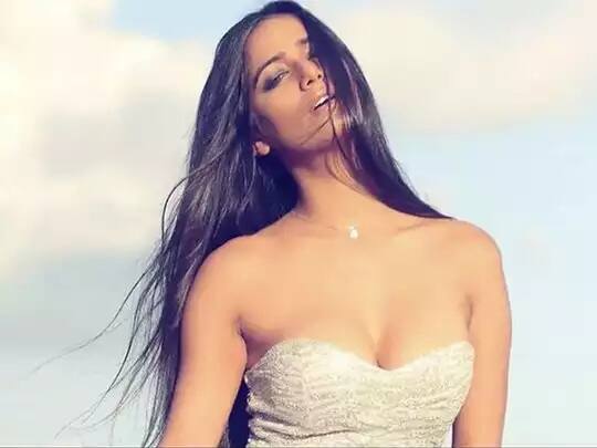 એક્ટ્રેસ પૂનમ પાંડે અનુસાર, તેનુ ઇન્સ્ટાગ્રામ એકાઉન્ટ હેક થઇ ગયુ છે. ટાઇમ્સ ઓફ ઇન્ડિયા સાથે વાતચીતમાં પૂનમ પાંડેએ આ વાતનો ખુલાસો કર્યો છે. પૂનમ પાંડેનુ કહેવુ છે કે ઇન્સ્ટાગ્રામ એકાઉન્ટ હેક થવાના કારણે તે ખુબ ચિંતિત છે, કેમકે તે સોશ્યલ મીડિયા પર ખુબ એક્ટિવ રહે છે, એકાઉન્ટ હેક કરવાથી તેને ફોલોઅર્સને ખોટી રીતે દુર કરવામાં આવી રહ્યાં છે. (તસવીરઃ ઇન્સ્ટાગ્રામ પરથી)