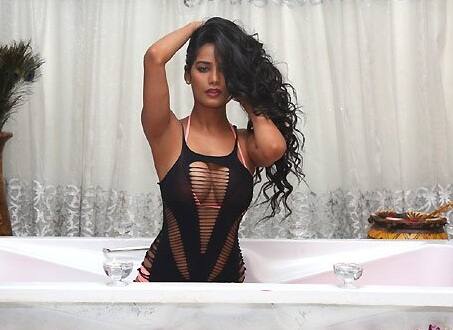 અગાઉ એક્ટ્રેસ પર ગોવાના બીચ અશ્લીલ વીડિયો શૂટ કરવાનો પણ આરોપ લાગ્યો હતો, આ કારણે તે વિવાદોમાં પણ આવી હતી. (તસવીરઃ ઇન્સ્ટાગ્રામ પરથી)