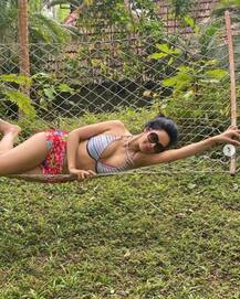 હૉટ સીનથી ચર્ચામાં આવેલી આ એક્ટ્રેસ 31st પાર્ટી કરવા કેરાલા પહોંચી, ગાર્ડનમાંથી શેર કરી બૉલ્ડ અંદાજમાં તસવીરો