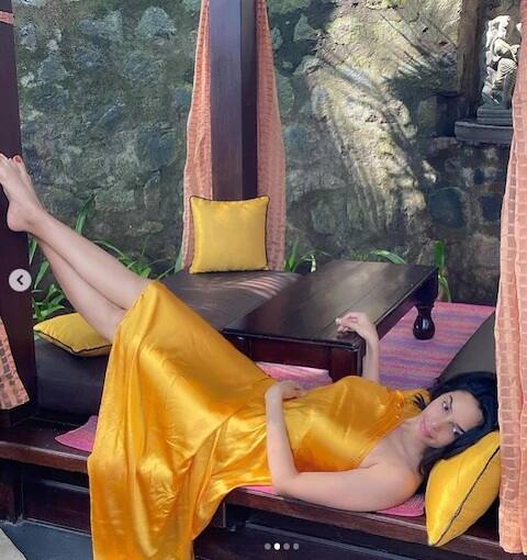 ઉલ્લેખનીય છે કે મલ્લિકા શેરાવત વર્ષ 2004માં આવેલી ફિલ્મ ‘મર્ડર’માં કામ કર્યા પછી ખુબ ફેમસ થઇ હતી, ફિલ્મમાં આપેલા હૉટ સીનથી મલ્લિકા જબરદસ્ત રીતે ચર્ચામાં આવી હતી, ફિલ્મમાં ઇમરાન હાશમીની સાથે તેને કેટલાક અતરંગ સીન આપ્યા હતા. (Photo Credit: @mallikasherawat Instagram)