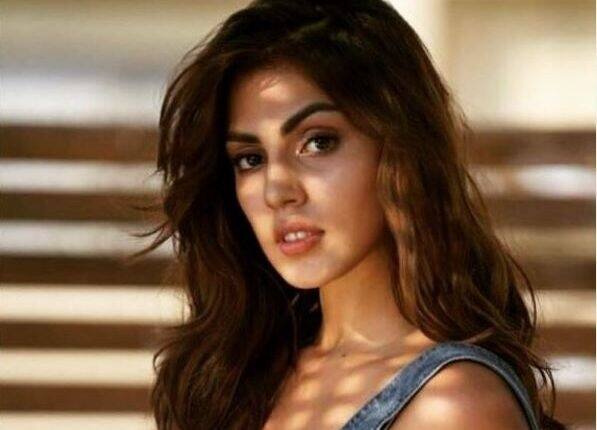 મુંબઇઃ બૉલીવુડ એક્ટર સુશાંત સિંહ રાજપૂતના મૃત્યુ કેસમાં આવેલા ડ્રગ્સ મામલામાં ધરપકડ થયેલી એક્ટ્રેસ રિયા ચક્રવર્તીને લઇને એક મોટા સમાચાર સામે આવ્યા છે. રિયા નવા વર્ષથી એટલે કે 2021થી ફરીથી ફિલ્મ ઇન્ડસ્ટ્રીમાં કમબેક કરવા જઇ રહી છે.