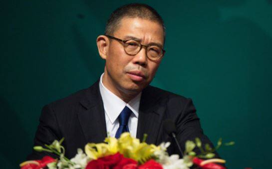 ચીનના જેજિયાંગ પ્રાંતના હોંગજોઉમાંથી આવેલા ઝોંગે કારકિર્દીનો આરંભ એક કંપનીમાં શ્રમિક તરીકે કર્યો હતો. ત્યારબાદ એ પ્રેસ રિપોર્ટર બન્યા હતા. ત્યાર પછી તેમણે પીવાના પાણીના ધંધામાં ઝુકાવ્યું હતું. અત્યાર સુધી વિશ્વના સૌથી અમીર લોકોમાં મોટે ભાગે ટેક્નોલોજી સાથે સંકળાયેલા લોકોનાં નામ આવતાં હતાં. આ પહેલીવાર વોટર બોટલ કંપનીના માલિક સૌથી અમીર લોકોની યાદીમાં સ્થાન પામ્યા હતા. અત્યારે ચીનમાં બોટલ બંધ પાણીના બજારમાં ઝોંગની નોન્ગ્ફૂ કંપની નંબર વન છે. આ કંપનીએ આઇપીઓ દ્વારા 1.1 અબજ ડૉલર્સ જેવી ધીકતી મૂડી રોકાણ કર્યુ હંતું.