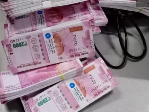 Fake currency notes seized from Kalupur railway station in Ahmedabad અમદાવાદના કાલુપુર રેલ્વે સ્ટેશન પરથી 1 કરોડથી વધુની નકલી ચલણી નોટ ઝડપાઈ, જાણો વિગતો