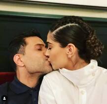 અનિલ કપૂરની દીકરીઓએ સેલિબ્રેટ કર્યુ ન્યૂ ઇયર, સોનમે પતિને લીપ-લૉક કર્યુ તો રિયા આપ્યો બૉલ્ડ પૉઝ, જુઓ તસવીરો