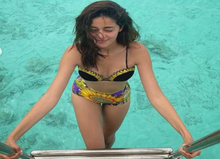 અનન્યા પાંડે માલદીવમાં નવા વર્ષની રજાઓ માણી રહી છે. અનન્યા પાંડે માલદીવમાં એકલી નથી ગઈ પરંતુ ઈશાન ખટ્ટર સાથે માલદીવ ગઈ છે. અનન્યા માલદીવથી ઘણી તસવીરો શેર કરી છે. 