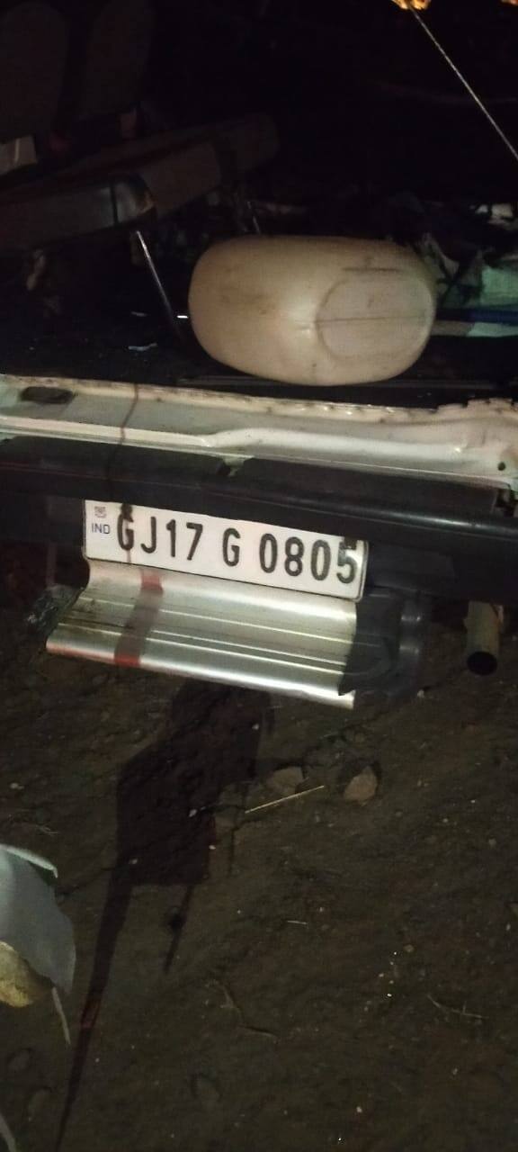 મહિસાગર: રાજ્યમાં અકસ્માતની ઘટનામાં ઉત્તરોતર વધારો થઈ રહ્યો છે. લુણાવાડાના મામલતદારની ગાડીનો અકસ્માત સર્જાયો હતો. લુણાવાડાના ખલાસપુર ગામ પાસે સર્જાયેલા જીવલેણ અકસ્માતમાં મામલતદાર અને ડ્રાઇવરનું ઘટના સ્થળે જ મોત થયું હતું. અકસ્માત એટલો ભીષણ હતો કે ગાડીનો કચ્ચરઘાણ નીકળી ગયો હતો.