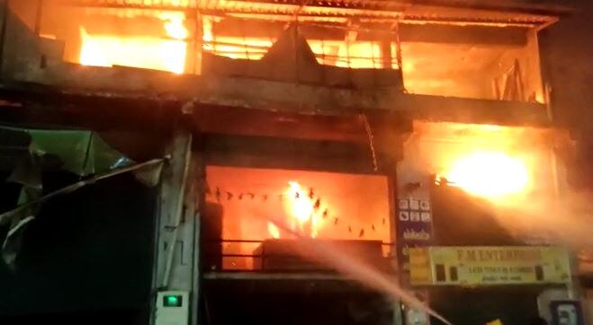 fire broke out in a wooden godown sarkhej ahemdabad અમદાવાદના સરખેજમાં લાકડાના ગોડાઉનમાં લાગી ભીષણ આગ, ફાયર વિભાગની 11 ગાડીઓ ઘટના સ્થળે