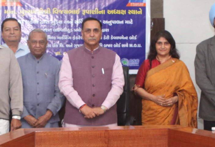 હાલમાં  ટોકીયોમાં ભારતીય રાજદૂતાલયમાં સેવા આપી રહેલાં આઈએએસ અધિકારી મોના ખંધારને બઢતી સાથે પગારમાં વધારો આપવામાં આવ્યો છે. તેમને પ્રિન્સિપાલ સેક્રેટરીના લેવલ પર મૂકી આપવામાં આવ્યા છે. તેમને ભારત સરકારની સેવામાં ચાલુ રાખવામાં આવ્યા છે.
