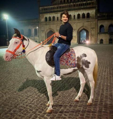 મુનવ્વર વીડિયોમાં તે કહે છે કે, “મેરા પિયા ઘર આયા આ રામજી, રામજી ડોંટ ગિવ અફ.... અબાઉટ પિયા. યહ સુનકર રામજી કહતે હે મૈ ખુદ ચૌદ સાલ સે ઘર નહીં ગયા. અગર સીતાને સુન લિયા તો શક કરેગી, સીતા કો તો માધુરી પે પહલે સે હી શક હૈ. વો ગાના હૈ તેરા કરું ગિન-ગિન ઈંતજાર, ઉસે લગ રહા હૈ વનવાસ ગિન રહી હૈ, 14 પર આકર રુક ગઈ.”