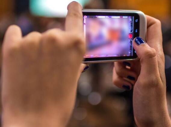 સુરતઃ 79 વર્ષના વૃધ્ધને નગ્ન કરીને 22 વર્ષીય યુવતી થઈ ગઈ નગ્ન ને અશ્લીલ ફોટા પાડી લીધા, જાણો પછી શું થયું ?