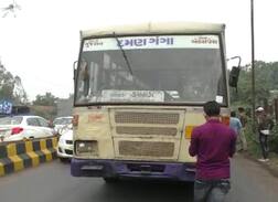 વલસાડઃ મંદિરે દર્શન કરવા જતા દંપતીનું બાઇક સ્લીપ થઈ ગયું ને પાછળ આવતી ST બસનું ટાયર ફરી વળતાં ઘટનાસ્થળે જ બંનેના મોત