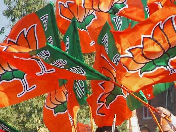 BJP vs BJP in Surat district bank election સુરતઃ કઈ ચૂંટણીમાં ભાજપના ધારાસભ્ય સામે ભાજપના જ દિગ્ગજ નેતાએ નોંધાવી ઉમેદવારી? જાણો સંપૂર્ણ વિગત