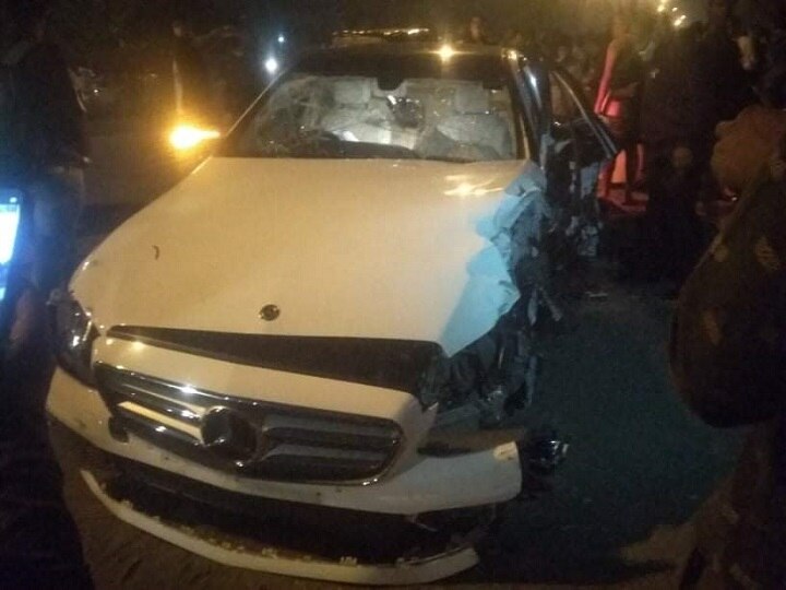 Mercedes car accident with 5 vehicles in Surat, one dead on the spot  સુરતમાં બેફામ લક્ઝુરીયસ કારે પાંચ વાહનોને ઉડાવ્યાં, ટક્કરથી એકનું મોત, જાણો ક્યા માલેતુજારની છે કાર ?