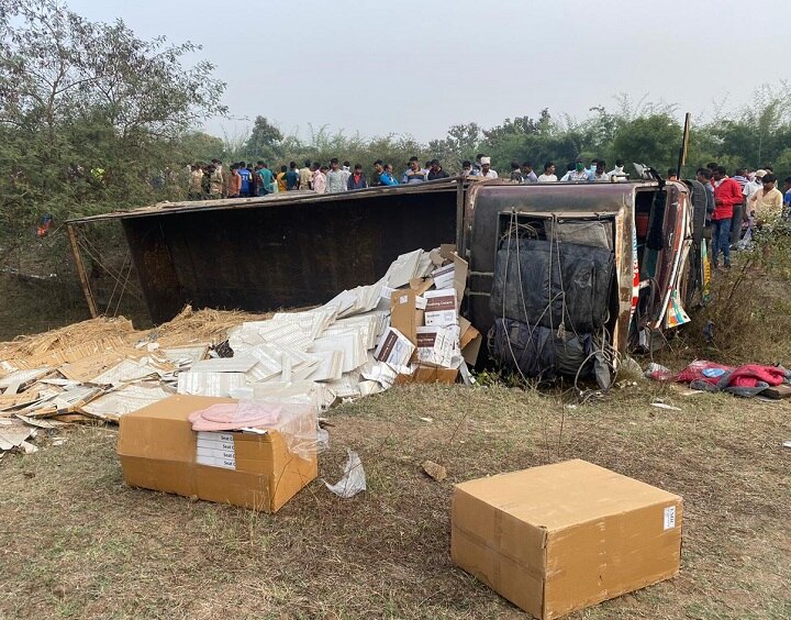 4 persons died on the spot in 3 bike and truck accident on Netrang road, Bharuch ભરૂચઃ બેકાબૂ ટ્રકે 3 બાઇકને ટક્કર મારતાં 4નાં મોતથી અરેરાટી, ઘટનાસ્થળે લોકોના ટોળેટોળા