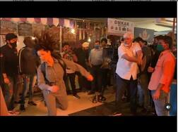 સની લિયોનીને ડાયરેક્ટરે સેટ પર ફટકાર્યો ડંડો, એક્ટ્રેસ ધડામ દઇને પડી નીચે, વીડિયો વાયરલ