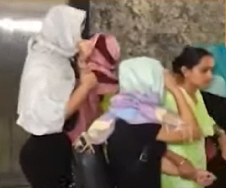 Girls caught with customers in spa of valsad, police caught racket  વલસાડઃ સ્પામાં યુવકો યુવતીઓ સાથે માણી રહ્યા હતા શરીરસુખ ને અચાનક ત્રાટકી પોલીસ, પછી....