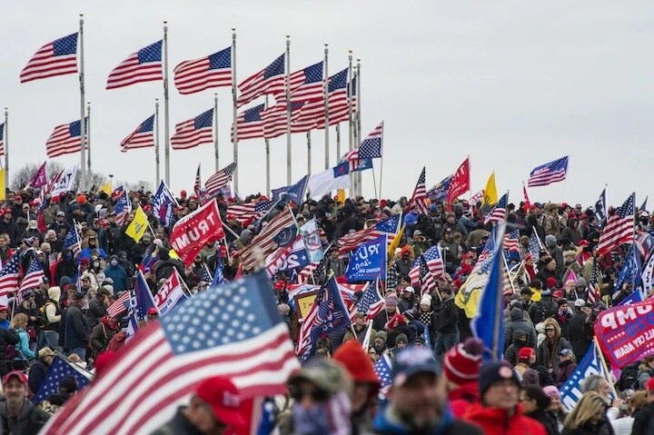  pro trump demonstration, Trump supporters have flooded DC  સંકટમાં સૌથી જૂનું લોકતંત્રઃ અમેરિકામાં હોબાળા બાદ વોશિંગ્ટનમાં લોકડાઉન, પોલીસ કાર્રવાઈમાં એક મહિલાનું મોત