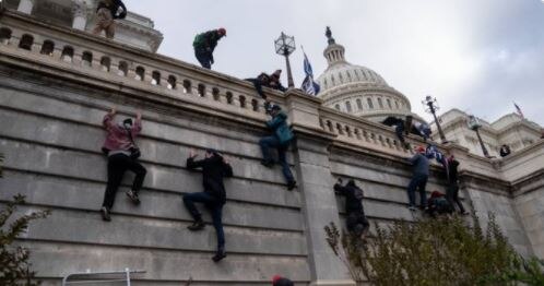 ટ્રમ્પ સમર્થકોએ દિવાલ પર ચડીને વ્હાઇટ હાઉસમાં ઘૂસવાનો પ્રયત્ન કર્યો હતો.
