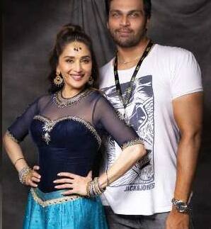 સાયશા ઉર્ફે સ્વપ્નિલ શિંદે ફિલ્મ ઇન્ડસ્ટ્રીમાં માનથી ઓળખાય છે. તેણે પ્રભાસ અને શ્રદ્ધા કપૂરની ફિલ્મ સાહોમાં શ્રદ્ધાના દરેક ડ્રેસ ડિઝાઇન કર્યા હતા. તે કરીના કપૂરનો નિયમિત ફેશન ડિઝાઇનર છે. આઇકા ફિલ્મ ફેસ્ટવલ માટે દીપિકાના પરિધાનો તેણે ડિઝાઇન કર્યા હતા. તેમજ હાલ રિલીઝ થયેલી લક્ષ્મી બોમ્બના કિયારાના એક ગીતના પોશાક તેણે ડિઝાઇન કર્યા હતા.