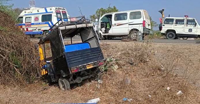 Car Accident near theba village jamnager જામનગર નજીક ઠેબા ગામ પાસે ઇકો અને રિક્ષા વચ્ચે અકસ્માત, 2 લોકોના મોત