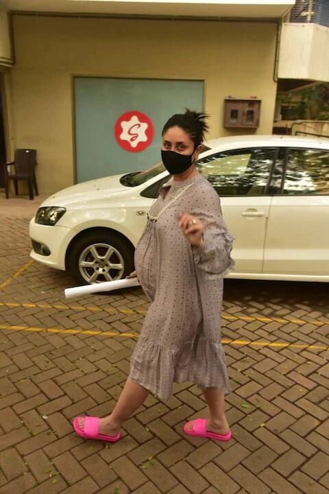 કરિના કપૂર દરરોજ વૉક કરવા ઘરની બહાર નીકળે છે. શરૂઆતી દિવસોમાં તે ફિટનેસ માટે યોગા પણ કરતી હતી. ફિલ્મની વાત કરીએ તો કરિના ગુડ ન્યૂઝમાં છેલ્લે દેખાઇ હતી. (Photo Credit: Manav Manglani)