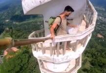 3567 ફૂટની ઉંચાઈ પર સાંકડી સીડી પર ગયો આ વ્યક્તિ, વીડિયો થયો વાયરલ