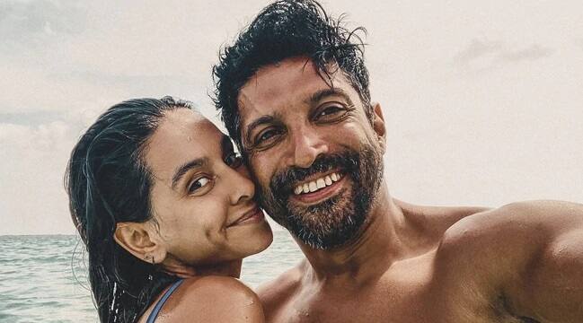 મુંબઇઃ જ્યારે માણસને પ્રેમ થઇ જાય છે તો તમામ હદો પાર કરી દે છે. ફરહાન અખ્તર અને શિબાની દાંડેકરનો ઇશ્ક પણ કંઇક આવો જ રહ્યો છે. બન્ને સોશ્યલ મીડિયા પર રોમાન્ટિક તસવીરો શેર કરી રહ્યાં છે, જેના કારણે ફરહાન અખ્તર અને શિબાની દાંડેકર બન્નેના રિલેશનની ચર્ચાઓ ખુબ થઇ રહી છે.  (ફાઇલ તસવીર)