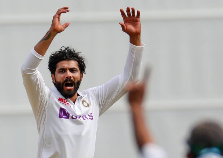 નવી દિલ્હીઃ ઓસ્ટ્રેલિયા સામે ચાલી રહેલી ટેસ્ટ સીરીઝમાં ખેલાડીઓની ઇજાનો સિલસિલો હજુ પણ યથાવત છે. હવે ભારતીય ટીમને એક મોટો ઝટકો લાગ્યો છે, સ્ટાર ઓલરાઉન્ડર રવિન્દ્ર જાડેજાને અંગૂઠામાં ઇજા થવાથી ચોથી ટેસ્ટમાંથી તે બહાર થઇ ગયો છે.  (ફાઇલ તસવીર)