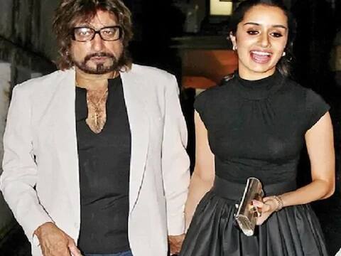 બૉલીવુડના દિગ્ગજ એક્ટરોમાંના એક શક્તિ કપૂરની દીકરી શ્રદ્ધા કપૂરને કોણ નથી ઓળખતુ. આજે શ્રદ્ધા કપૂર ટૉપ અભિનેત્રીઓના લિસ્ટમાં સામેલ છે. શ્રદ્ધા કપૂરે અત્યાર સુધી પોતાની ફિલ્મી કેરિયરમાં કેટલીય હિટ ફિલ્મો આપી છે. 