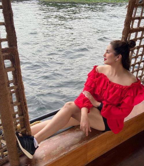 બોલિવૂડ એક્ટ્રેસ હુમા કુરેશી સોશિયલ મીડિયા પર પોતાની તસવીરોના કારણે ચર્ચામાં રહે છે. ત્યારે વધુ એકવાર હુમાએ ખૂબજ સ્ટાલિશ અંદાજમાં તસવીરો શેર કરી છે. (Photo-Instagram)