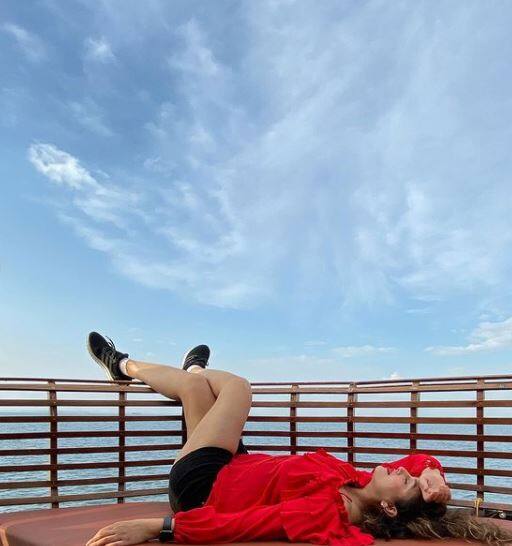 હુમાએ રેડ ડ્રેસમાં કેટલીક તસવીરો ઈન્સ્ટાગ્રામ પર શેર કરી છે. જેમાં તે ખૂબજ ગ્લેમરસ અને સ્ટાઈલિશ નજર આવી રહી છે. (Photo-Instagram)