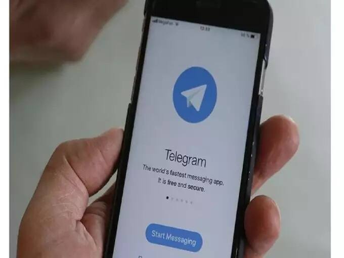ટેલિગ્રામ (Telegram)-  છેલ્લા થોડાક સમયથી ટેલિગ્રામ પણ મેસેજિંગ એપ તરીકે ખુબ પૉપ્યૂલર થઇ ચૂકી છે. આ પણ વૉટ્સએપની જેમ એન્ડ ટૂ એન્ડ એન્ક્રિપ્શન ઓફર કરે છે. ટેલિગ્રામ એપ્લિકેસન ક્લાઉડ આધારિત છે, અને વૉટ્સએપની જેમ ડબલ ટિકની જેમ જ કામ કરે છે.  (પ્રતિકાત્મક તસવીર)