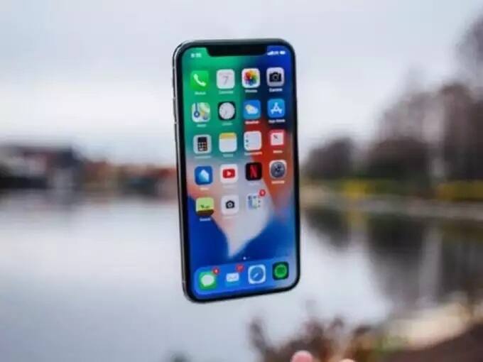 એલિમેટ (Element)- એલિમેટ એક સિક્યૉર મેસેન્જર અને એક પ્રૉડક્ટિવિટી ટીમ કોલાબોરેશન એપ છે. આ રિમૉટ કામ કરતા ગૃપ ચેટ માટે બેસ્ટ છે. આ ચેટ એપ વીડિયો કૉન્ફરન્સિંગ, ફાઇલ શેરિંગ અને વૉઇસ કૉલ ફેસિલિટી માટે એન્ડ ટૂ એન્ડ એન્ક્રિપ્શનનો ઉપયોગ કરે છે. આની ખાસિયત એ છે કે આ એપ તમે ડાઉનલૉડ ના કરવા માંગતા હોય તો આને બ્રાઉઝરની મદદથી પણ વાપરી શકો છો. આ એપ પર પણ તમારે ફોન નંબર કે ઇમેઇલ આઇડી આપવાની જરૂર નથી પડતી. જ્યારે તમે એલિમેટ પર સાઇન અપ કરો છો ત્યારે તમને એક સિક્રેટ કી મળે છે. નવા ડિવાઇસ માટે લૉગીન કરવા માટે આ કીની જરૂર પડે છે. (પ્રતિકાત્મક તસવીર)