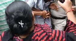 સુરતઃ સેક્સ વર્કર યુવતી સાથે યુવકને શું પડ્યો વાંધો કે યુવતીએ તેને જાહેરમાં ધોઈ નાંખ્યો ? વીડિયો થયો વાયરલ