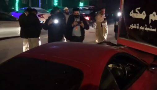 શોએબ મલિકની કારનું એક્સિડન્ટ થયાનું બહાર આવ્યા બાદ લોકો ફોટોગ્રાફી કરવા લાગ્યા હતા.