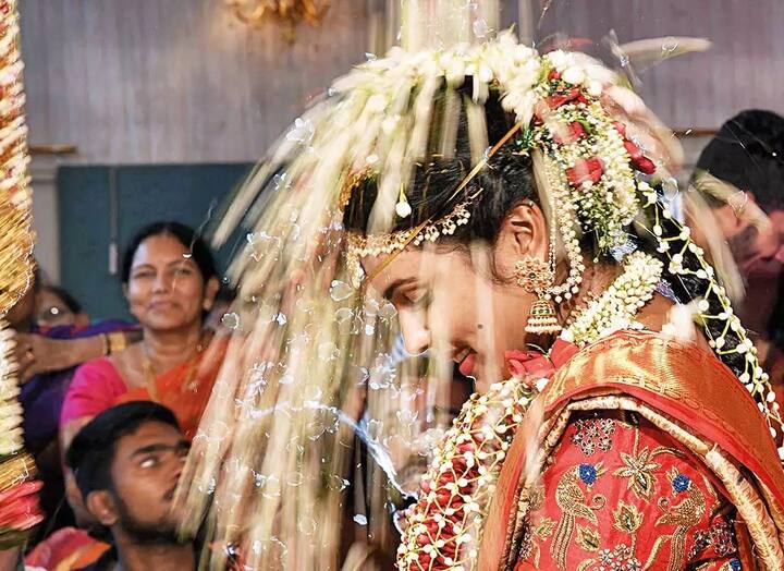 હનુમા વિહારીએ ખુદ એક ઇન્ટરવ્યું કહ્યું હતુ કે, જ્યારે લગ્ન ન હતા થયા ત્યારે તે પ્રેમિકાને મળવા તેના ઘરની દિવાલ કુદીને પહોંચી જતો હતો, તે પોતાની ગર્લફ્રેન્ડને બિરયાની અને ઇડલી સાંભાર પણ ખવડાવવા લઇ જતો હતો. તેને કહ્યું કે તે હૈદરાબાદથી રાત્રે વારંગલ જતો રહેતો હતો. હૈદરાબાદથી વારંગલ લગભગ 300 કિલોમીટર દુર છે.  (ફાઇલ તસવીર)