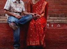 યુવકને સગી કાકી સાથે બંધાયા શારીરિક સંબંધ, કાકી ઘરના નોકર સાથે પણ માણતી શરીર સુખ ને યુવક જોઈ ગયો...