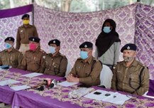 યુવકને સગી કાકી સાથે બંધાયા શારીરિક સંબંધ, કાકી ઘરના નોકર સાથે પણ માણતી શરીર સુખ ને યુવક જોઈ ગયો...