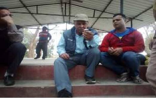 કાકી સંકેતની વાત ટાળતી હતી પરંતુ તેના દિમાગમાં નોકર ફરતો રહેતો હતો. 5 જાન્યુઆરીએ કાકીએ તેને મળવા બોલાવ્યો હતો. આ સમયે નોકર બહાર ગયો હતો, તે જ્યારે પરત ફર્યો ત્યારે બંને વચ્ચે બબાલ થથી હતી. દરમિયાનગીરી કરવા તે વચ્ચે ઉતર્યો. આ દરમિયાન નોકરે ઘરની બહાર ગાય ચરાવી રહેલી મહિલા પાસેથી ધારદાર હથિયાર લીધું અને સંકેતના ગળા પર પ્રહાર કર્યો. જેના કારણે ઘટના સ્થળે જ મોત થયું.