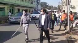 હોકી સ્ટીક લઈને રાજમાર્ગો પર નિકળ્યા રાજકોટ મનપાના ડેપ્યુટી કમિશનર, જાણો કેમ ?