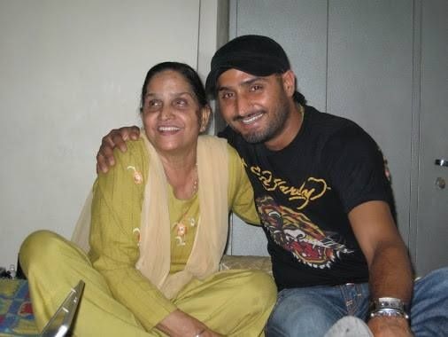 Harbhajan Singh Seen Chopping Mustard Greens With His Mother Video viral abp asmita gujarti news હરભજન સિંહ ઘરમાં માતા સાથે  શું કરી રહ્યો હતો અને વીડિયો થયો વાયરલ, ફેન્સે કર્યો લાઇક્સ