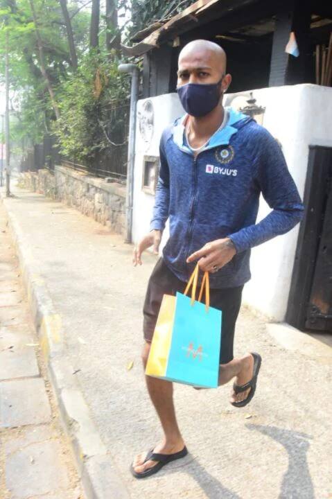 આ તસવીરોમાં તેને બ્લેક કલરનુ માસ્ક પણ પહેરેલુ છે, તેને ચપ્પલ પહેરેલા છે. 